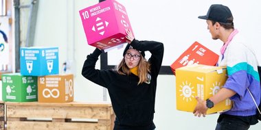 Jugendliche mit SDG -Würfeln